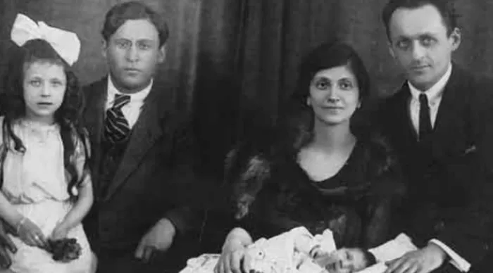 la familia kostakowsky en 1920 de izquierda a derecha olga un desconocido ana fabricant lya en brazos y jacob kostakowsky archivo de compositores mexicanos iie unam