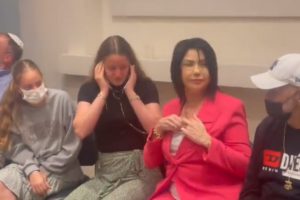 profunda emocion hijos de victima del terrorismo escuchan el corazon de su madre latir en receptora del organo 01