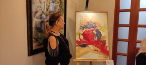 Patty viendo la obra de Yolanda Veytia