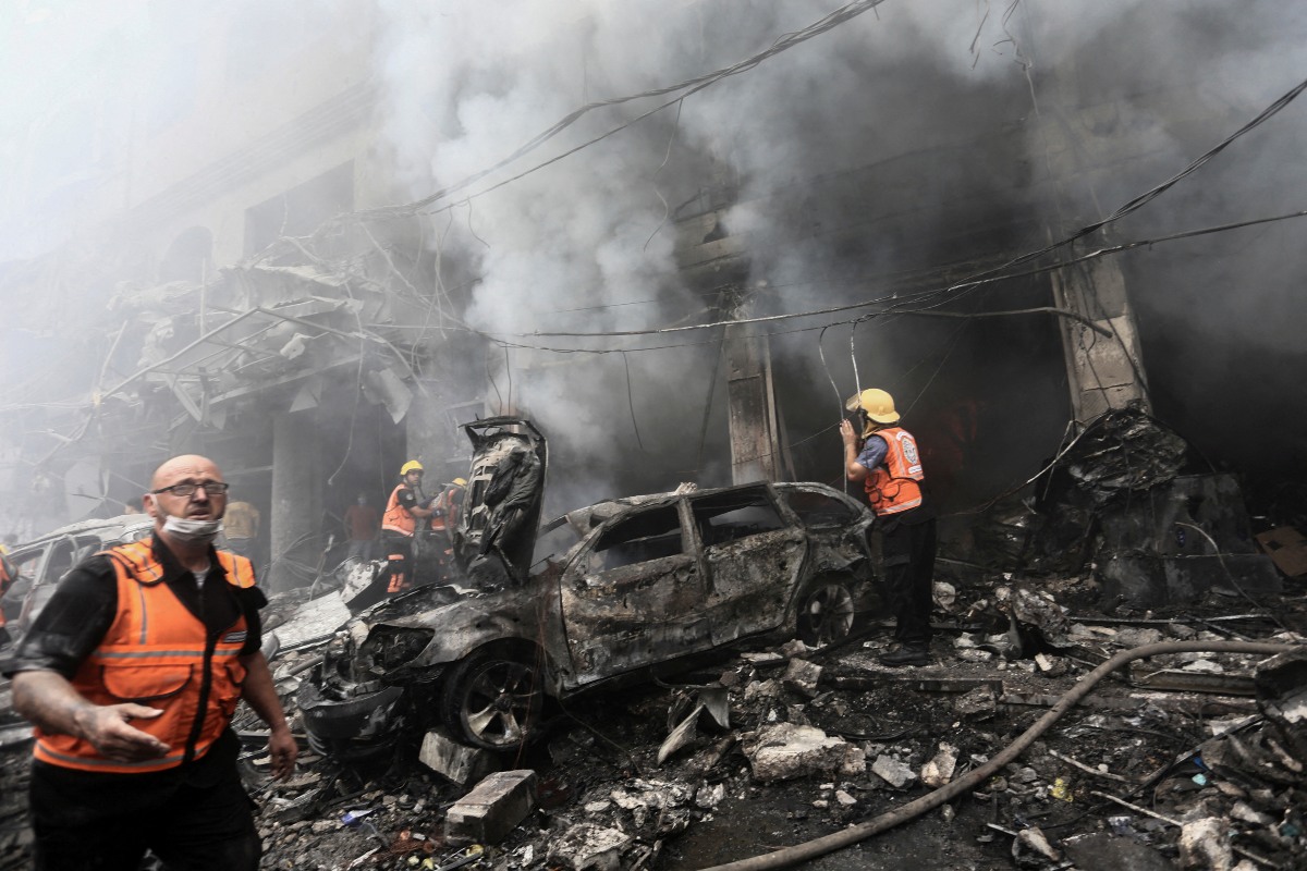 Servicios de emergencia trabajan en Palestina tras los bombardeos de Israel