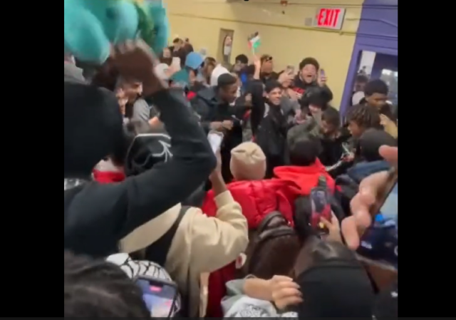 Maestra judía fue atacada por estudiantes antisemitas en escuela de Nueva York 1 motin escuela queens