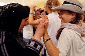 Mujeres palestinas e israelíes marchan en un evento organizado por el grupo Women Wage Peace pidiendo el fin del conflicto israelí-palestino, cerca del río Jordán, en Cisjordania (Reuters)