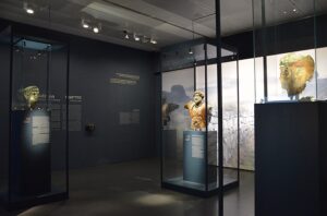 800px Hadrian An Emperor Cast in Bronze Israel Museum 28448025685