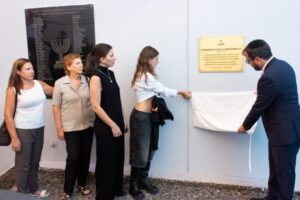 Amos Linetzky presidente de AMIA Sara Garfunkel madre de Alberto su hermana Sandra sus hijas Iara y Kala Nisman descubren la placa 696x464 1