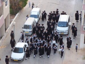Un grupo de haredim yendo a la sinagoga para recibir el Shabat el viernes por la noche, en Rehovot, Israel. Foto: The original uploader was Christophe cagé at French Wikipedia., CC BY 2.0, via Wikimedia Commons.