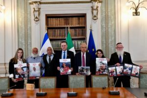 Israel Katz y Mateo Piantedosi con familiares de los rehenes en Roma Foto: Ministerio de Exteriores de Israel vía Facebook