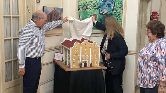 Fue restaurada la maqueta de la Sinagoga de Curazao 1 De izquierda a derecha, Dr. Mario E. Cohen, Mely Gerade y Graciela Tevah.