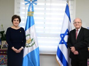 La embajadora Atzum Arévalo de Moscoso junto al cónsul honorario Hernán Felman