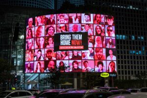Pantalla publicitaria en la Torre Azrieli de Tel Aviv reclamando la liberación de los rehenes Foto: Oren Rozen Wikimedia Commons CC BY-SA 4.0
