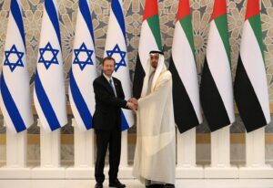 El presidente de Israel Isaac Herzog y su homólogo emiratí jeque Mohammad bin Zayed al Nahyan en Abu Dabi Foto archivo: Amos Ben Gershom / GPO