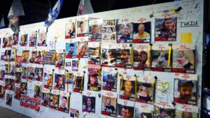Posters de los rehenes en Tel Aviv Foto archivo: Chenspec Wikimedia Commons CC BY-SA 4.0