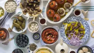 Mesa con platos de la gastronomía judía / Foto: Red Juderías España
