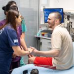 rehenes liberados con sus familias en hospital sheba