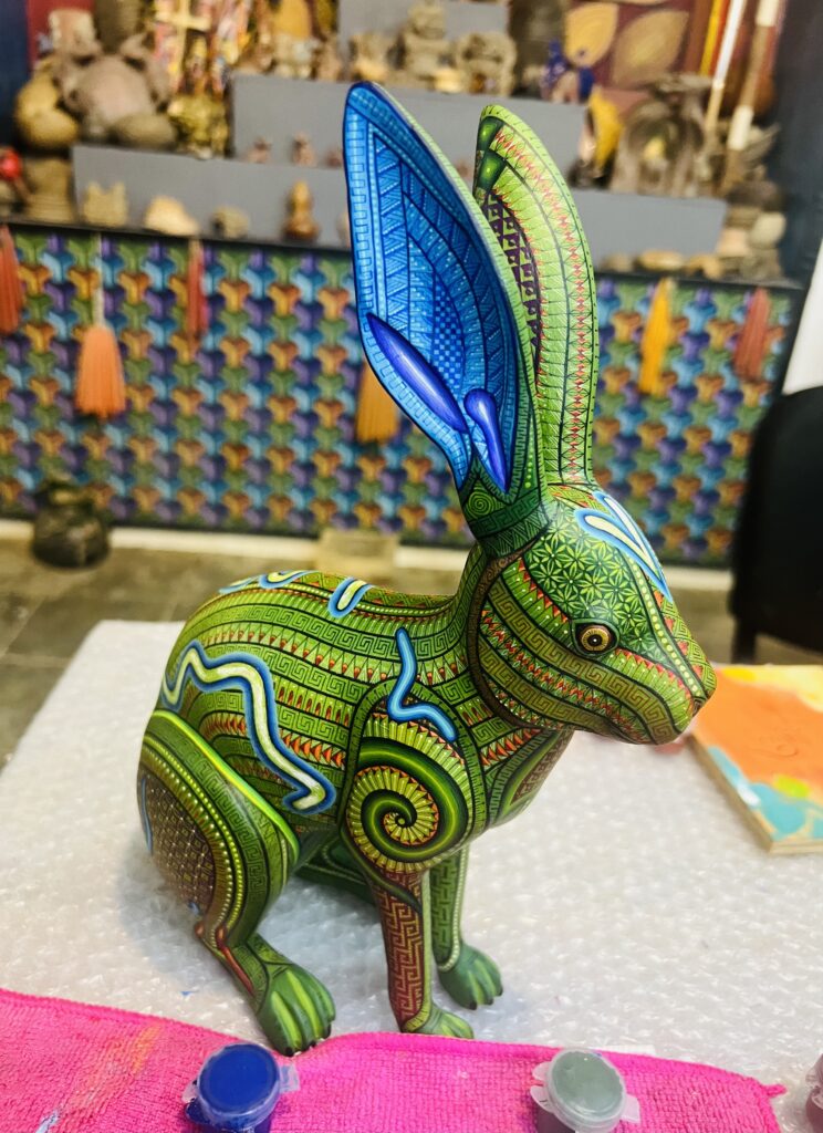Alebrije producido en taller en San Martín Tilcajete
