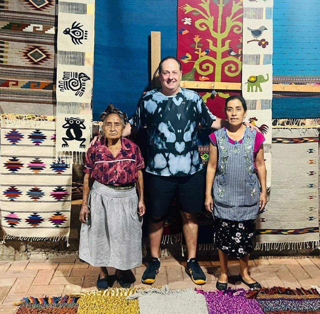Josefina y su mamá: visita de Francisco Suárez en su taller de tejido en Teotitlán