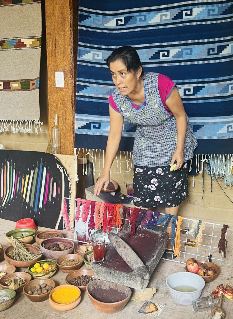 Josefina explicando proceso de generación de colores con base a ingredientes de la naturaleza