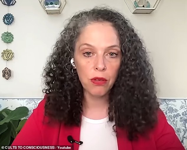 Recientemente habló sobre la terrible experiencia durante una aparición en el podcast Cults to Consciousness.