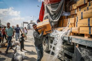 Camiones con ayuda humanitaria llegan al sur de Gaza a través del cruce fronterizo de Rafah desde Egipto, el 2 de noviembre de 2023. Foto de Abed Rahim Khatib/Flash90.