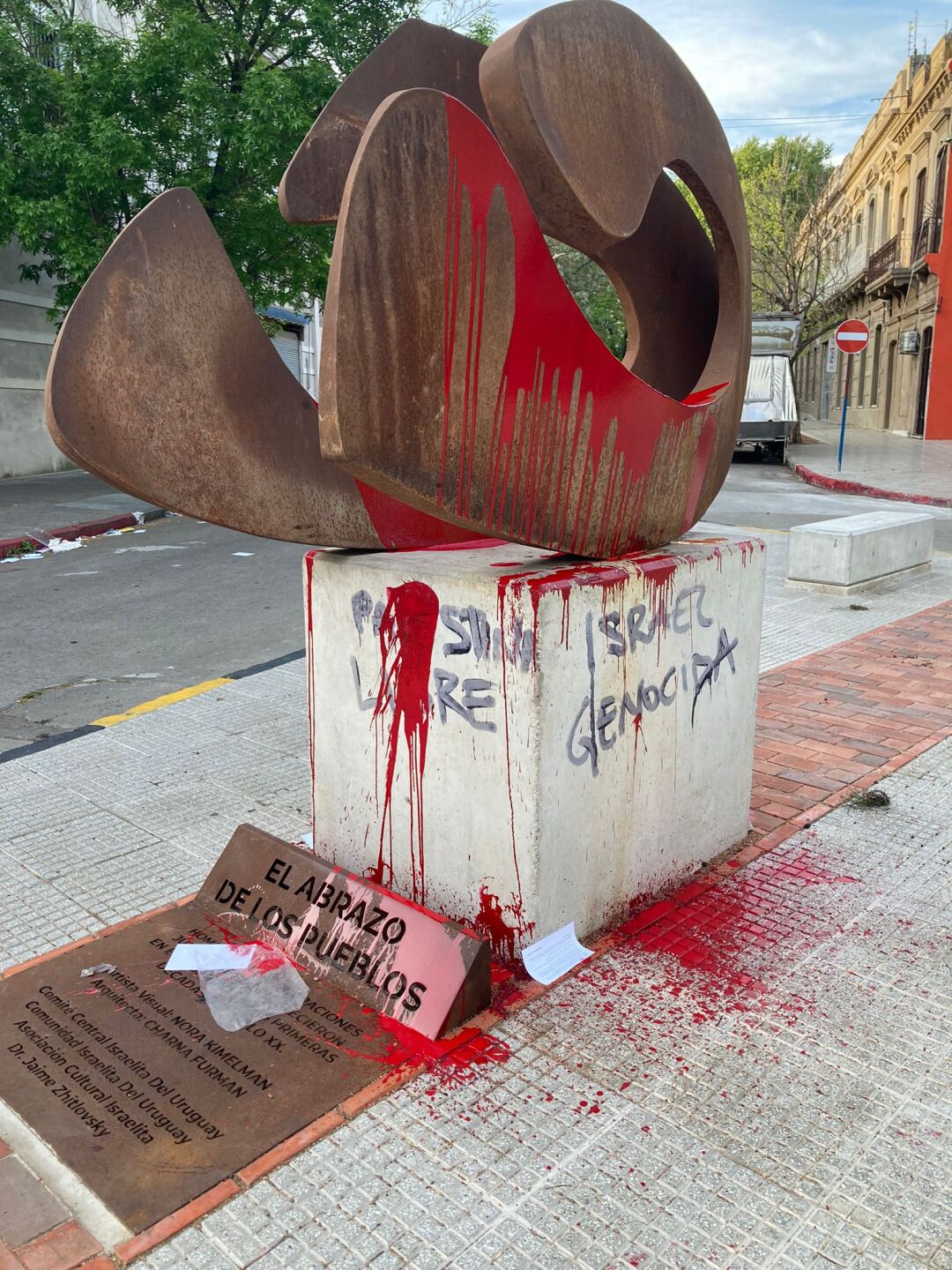 Vandalización de "El abrazo de los pueblos".