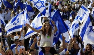 banderas israelies con la juventud