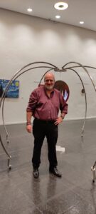 Enrique Dominguez junto a su obra
