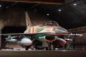 Un avión de combate de la Fuerza Aérea israelí posicionado poco antes del despegue en una misión para atacar la infraestructura terrorista hutí en Yemen, el 19 de diciembre de 2024. Crédito: FDI.