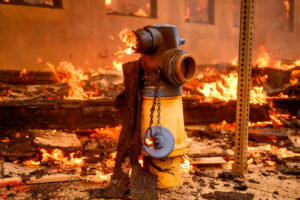 Una boca de incendios arde durante el incendio de Eaton en el área de Altadena del condado de Los Ángeles, California, el 8 de enero de 2025. Crédito: Josh Edelson/AFP vía Getty Images.