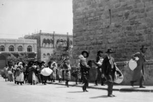 Tras los disturbios de los árabes en la Palestina del Mandato Británico, los judíos huyen de la Ciudad Vieja de Jerusalén con sus pertenencias metidas en bolsas, agosto de 1929. Crédito: Biblioteca del Congreso de Estados Unidos a través de Wikimedia Commons.