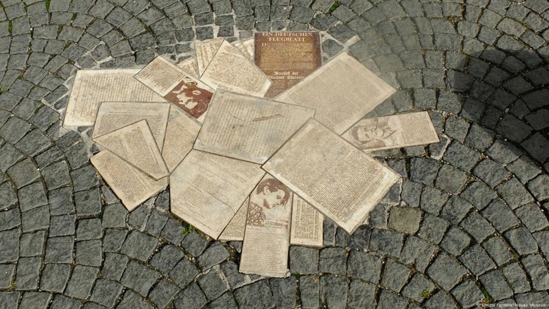 Panfletos de "La rosa blanca" contra los nazis: exhibición en el Ghetto Fighter's House Museum de Israel.