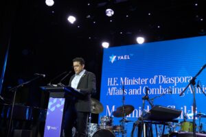 Ministro de Asuntos de la Diáspora y Lucha contra el Antisemitismo Amichai Chikli hablando en la Cumbre de la Fundación Yael. Foto: Fundación Yael.