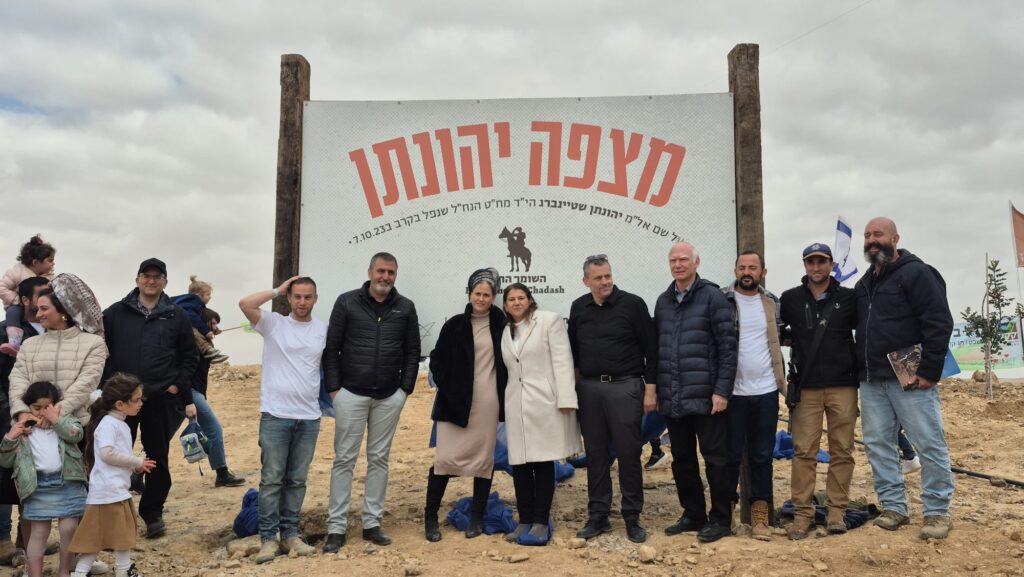 Ifat Ovadia Luski Chairwoman of KKL JNF and Yoel Zilberman together with the Steinberg Family. Credit Bonnie Sheinman KKL JNF