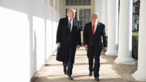 El presidente de Estados Unidos, Donald Trump, camina con el primer ministro israelí, Benjamin Netanyahu, el 27 de enero de 2020, por la columnata de la Casa Blanca. Crédito: Foto oficial de la Casa Blanca por Shealah Craighead.