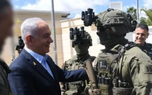 El primer ministro Netanyahu visita la unidad encubierta ''Mista'arvim'' de la Policía de Fronteras, 19 de marzo de 2025. (Amos Ben Gershom/GPO)