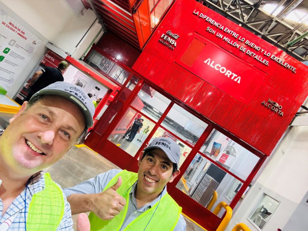 Francisco Suárez y Dario Ochoa, durante recorrido de planta Coca Cola FEMSA “Alcorta”
