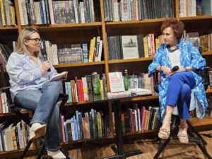Silvia Cherem presentando su libro en Florida