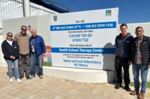 En Sderot, su intendente, Alon Davidi, la directora del departamento para Latinoamérica del KKL, Nili Pitchon, inaugurando el nuevo edificio de la escuela Reshit, gracias a la donación de Nathan y Susie Shteremberg de KKL México.