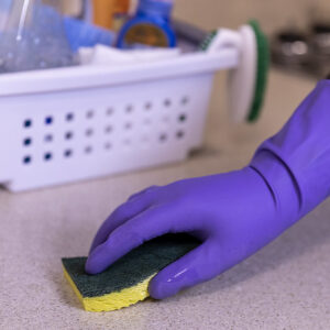 Palabras de la Semana en Yiddish: מ‫ע רייניקט די קיך / Limpiando la cocina – Cleaning the Kitchen‫