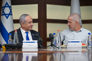 Benjamín Netanyahu y Ronen Bar Foto: Kobi Gideon / GPO vía Flickr