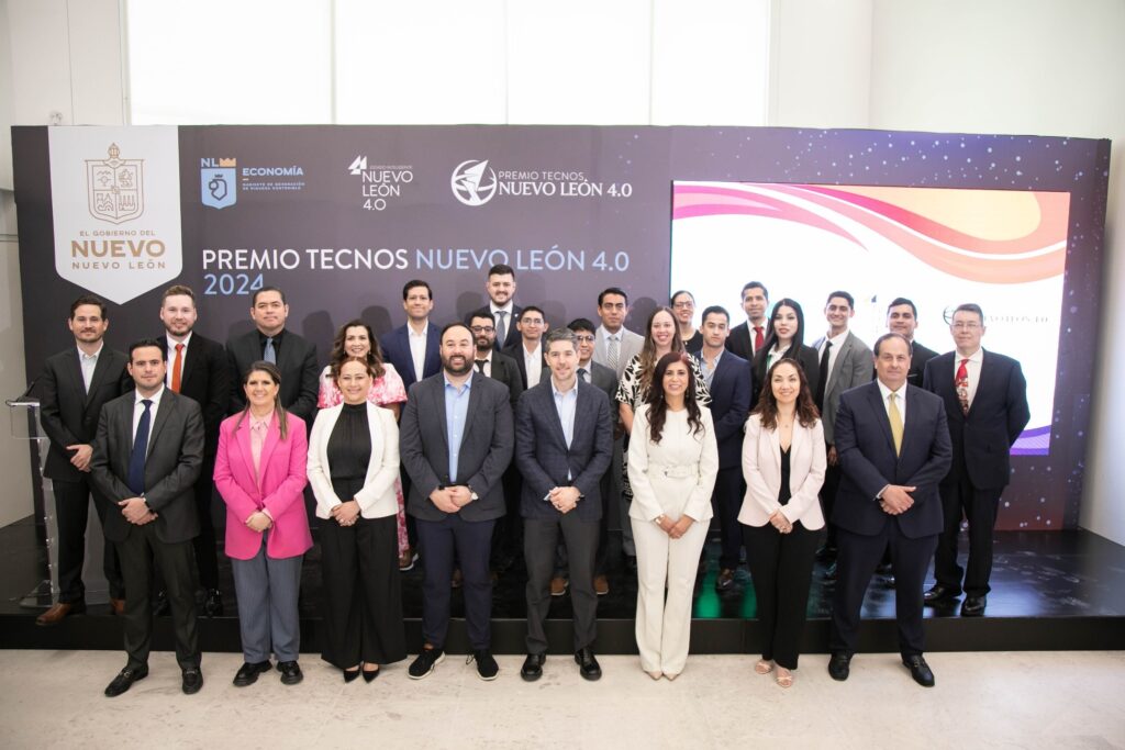 Finalistas y Ganadores 2025 Premio Tecnos Nuevo León 4.0, acompañados del presídium