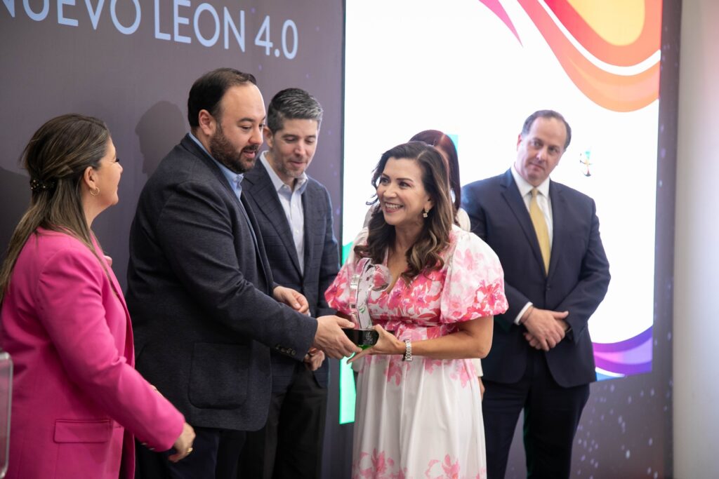 Proyecto ganador: “Software Embebido para detección de artritis reumatoide”, Patricia Zambrano recibiendo el premio