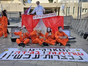 Protesta contra el caso “Qatargate”, frente a los tribunales donde Netanyahu está ofreciendo su testimonio el 24 de marzo de 2025. Foto: Zoharby Wikimedia Commons CC BY-SA 4.0