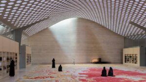 Un grupo de mujeres reza en la Mezquita Al-Mujadilah en Doha, en Qatar. (Iwan Baan/Cortesía del estudio Diller Scofidio + Renfro).