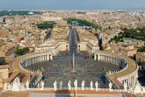 Vista de la Plaza de San Pedro en la Ciudad del Vaticano. Crédito: Wikimedia Commons.