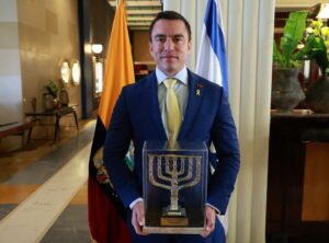 FOZECUADORנשיא אקוודור עם אות ידידי ישראל צילום באדיבות FOZ