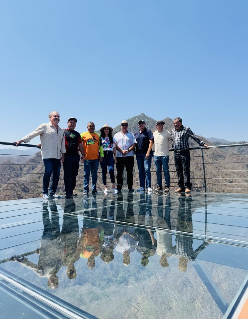 Grupo durante recorrido en plataforma de vista escénica natural
