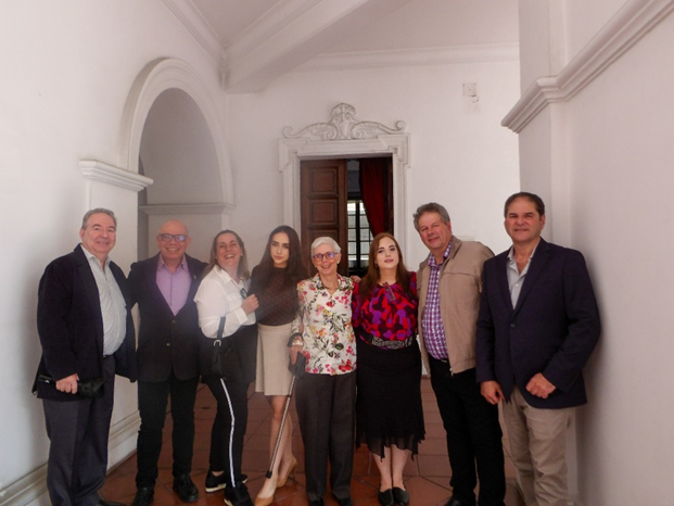 Proyecto de poesía y videoarte "No alcanzan las palabras" se presentó en la Academia de la Lengua 4 De izquierda a derecha: Sami Rozenbaum, Néstor Garrido, Carla Belozerovsky, Samantha Finckler – Markus, Jacqueline Flugelman, Miguel Osers y Tomás Osers.