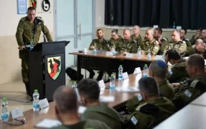 El Teniente General Eyal Zamir, Jefe de Estado Mayor de las IDF, habla con oficiales el 6 de mayo de 2025. (Fuerzas de Defensa de Israel)